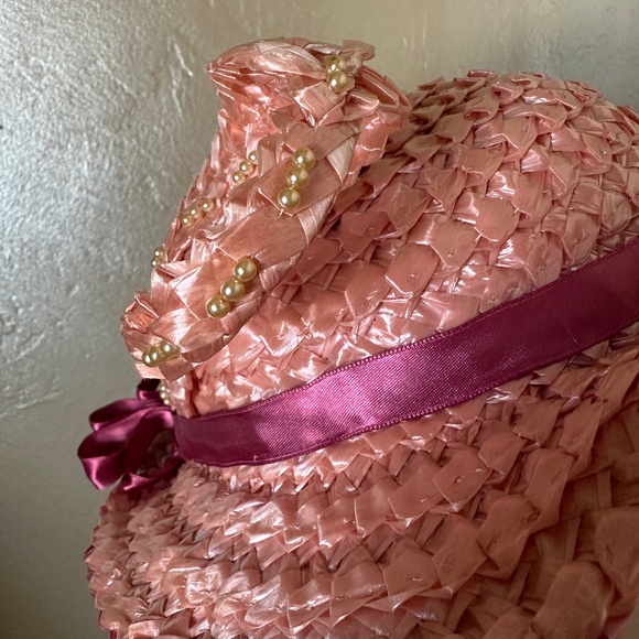 CHARMING 1960s' SALMON/PINK STRAW FEDORA WITH STRAW "FEATHER" & PEARLS - Picture 9 of 13